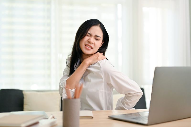 công việc văn phòng ngồi nhiều dễ gây bệnh xương khớp