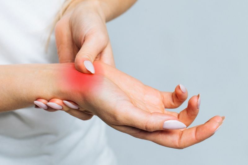 viêm khớp dạng thấp gây đau nhức xương khớp ở người trẻ