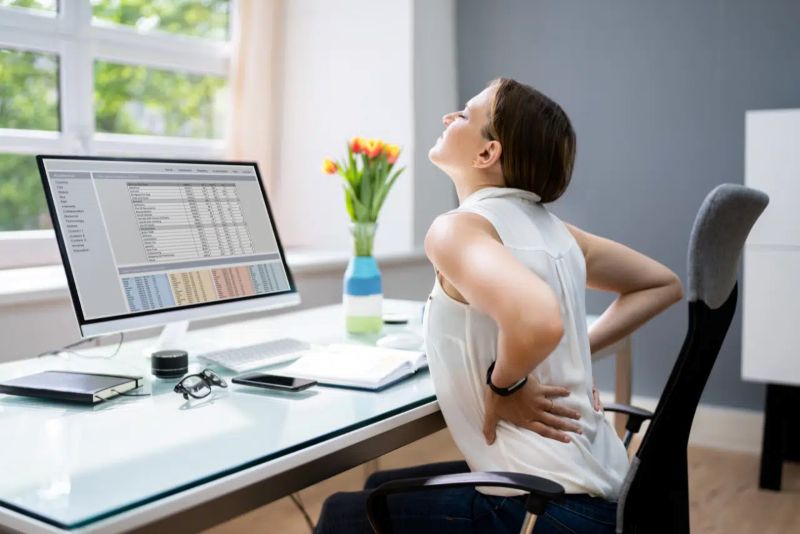 ngồi lâu gây ảnh hưởng đến sức khỏe xương khớp dân văn phòng
